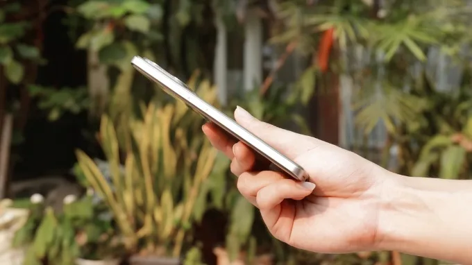 realme P4 Power 5G vẫn có độ dày vừa phải khi sở hữu viên pin lớn