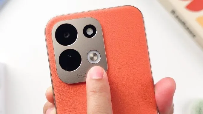 Một điểm nhấn bất ngờ và thú vị trên thiết kế của Redmi 17 5G chính là sự xuất hiện của đèn LED