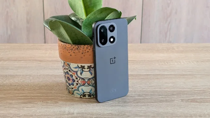 OnePlus 15 là minh chứng rõ ràng khi mang đến cấu hình mạnh mẽ cùng nhiều trang bị nổi bật với mức giá dễ tiếp cận hơn so với iPhone 17 Pro