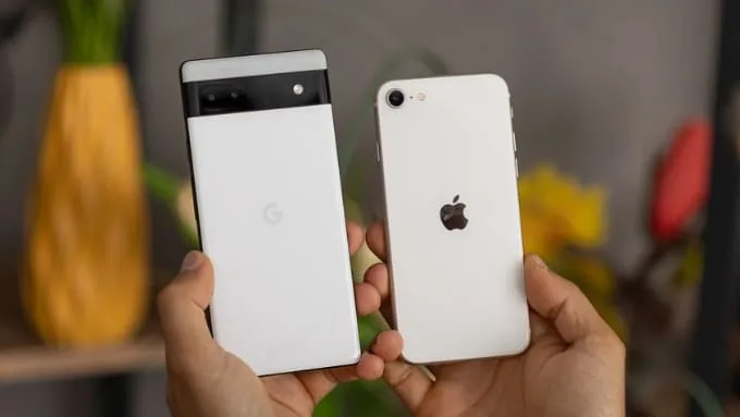 Google Pixel 6a và iPhone SE 2022 có triết lý thiết kế hoàn toàn khác nhau