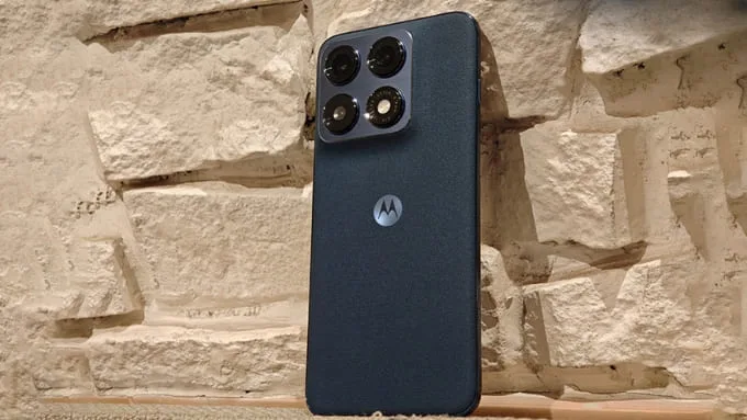 Motorola Edge 70 Pro sở hữu kích thước khoảng 162.7 x 75.6 x 6.9 - 7.2 mm