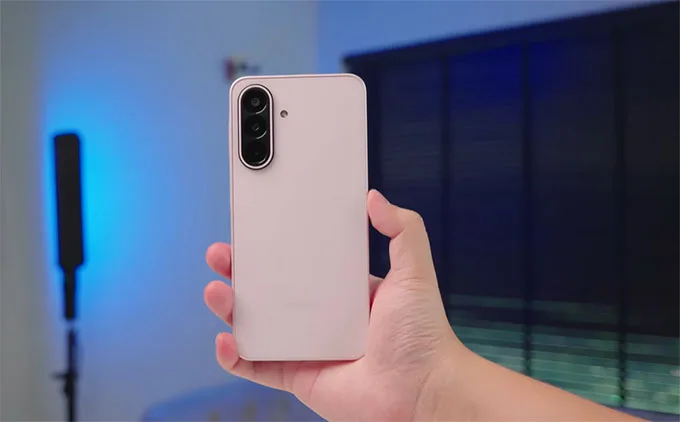 Samsung Galaxy A27 5G đánh dấu bước tiến mới trong thiết kế so với Galaxy A26