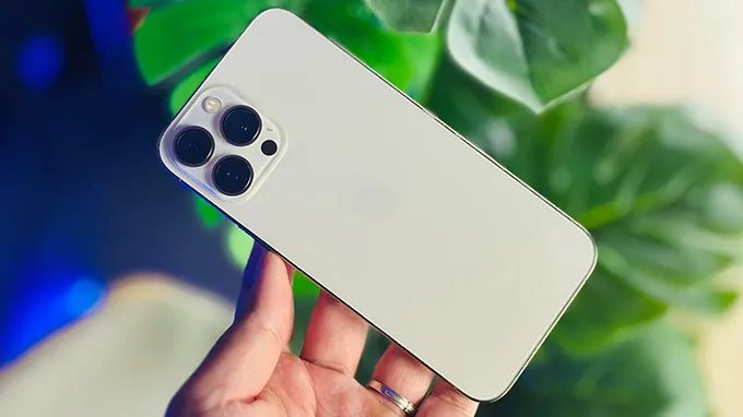 Thiết kế của iPhone 13 Pro cũ với khung thép sang trọng