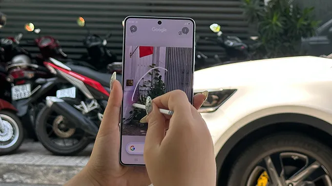 Màn hình AMOLED 6.9 inch chống nhìn trộm