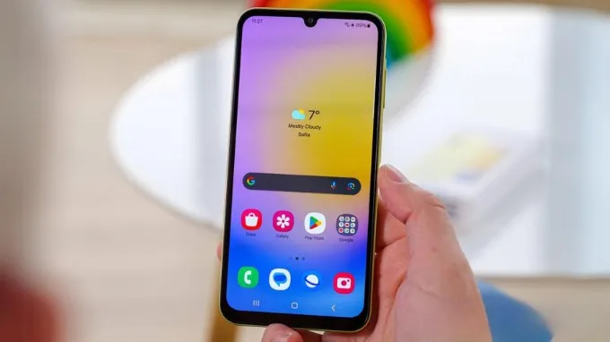 Phần viền màn hình trên Galaxy A25 vẫn còn khá dày