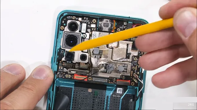 toàn bộ cụm camera của máy đều liền nhau, nên nếu có hỏng thì bạn phải thay cả cụm.