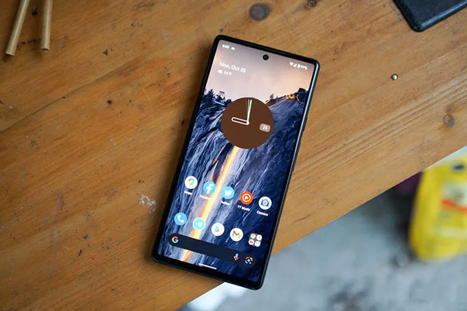 So sánh chi tiết Google Pixel 6 và Samsung Galaxy Note 20 Ultra màn hình