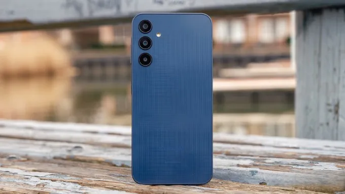 Thiết kế của Galaxy A25 có phần hiện đại hơn