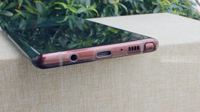 Cạnh dưới là jack cắm tai nghe 3.5mm và loa
