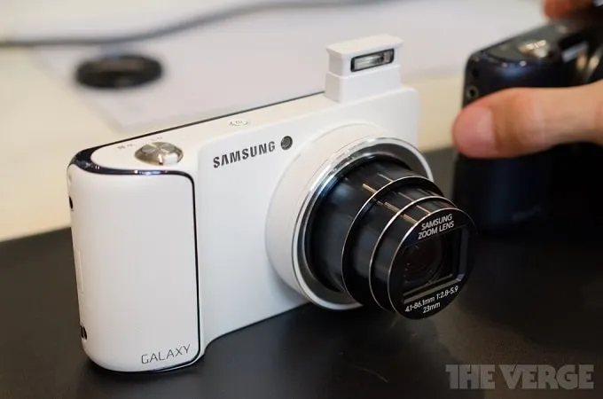 Samsung Galaxy Smart Camera Ek Kc120l có cổng kết nối microUSB