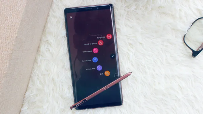 Galaxy Note 9 sở hữu mặt kính cường lực Gorilla Glass 5 có khả năng chống va đập khi rơi ở độ cao 1,6m đến 80%