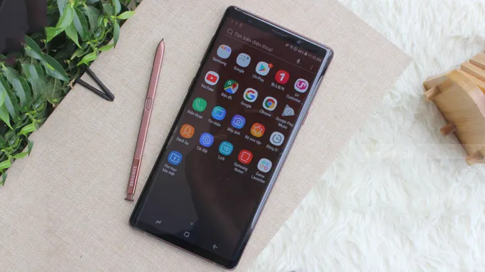 Các viền bezel trên điện thoại Note 9 đã được thu hẹp đi đáng kể