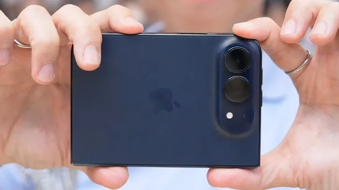 Hệ thống ống kính của iPhone Duo gồm camera 48MP Fusion Main và 48MP Fusion Ultra Wide