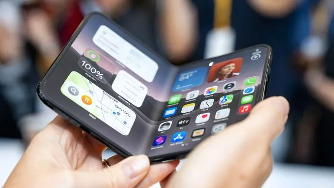 iPhone Duo 2TB tạo khác biệt ngay từ cách sử dụng với hai màn hình
