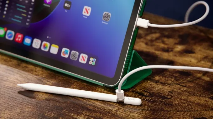 iPad A16 hỗ trợ tốt Apple Pencil (USB-C) với khả năng hít nam châm tiện lợi.