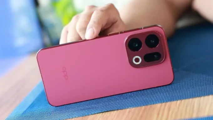 OPPO Find X9 có cùng chiều dài và chiều rộng nhưng dày hơn nhẹ ở mức 8 mm
