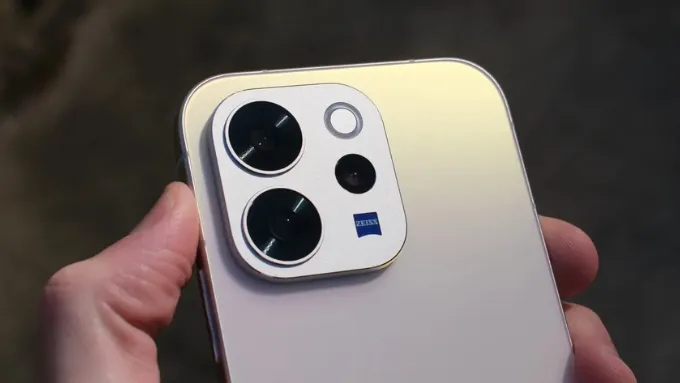 Vivo V70 được đầu tư mạnh về nhiếp ảnh khi tiếp tục hợp tác cùng ZEISS