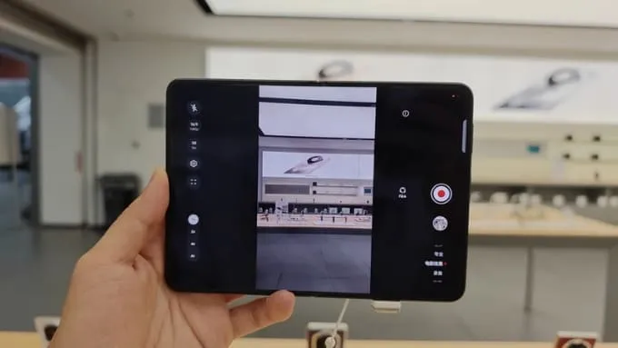 Huawei Pura X Max được trang bị hệ thống 3 camera sau thuộc dòng XMAGE
