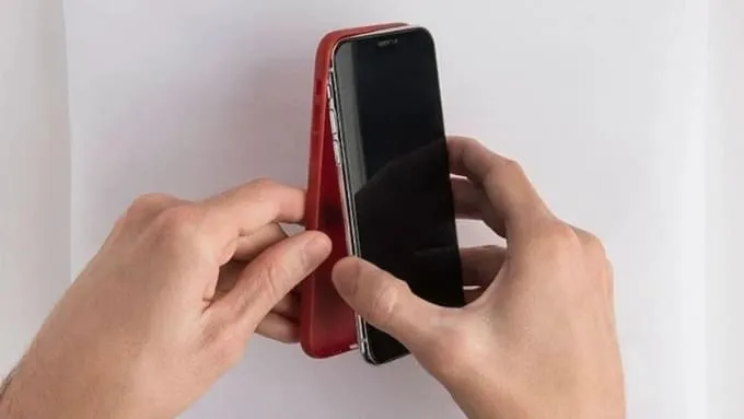 Tháo ốp lưng iPhone ngay khi camera iPhone đọng hơi nước
