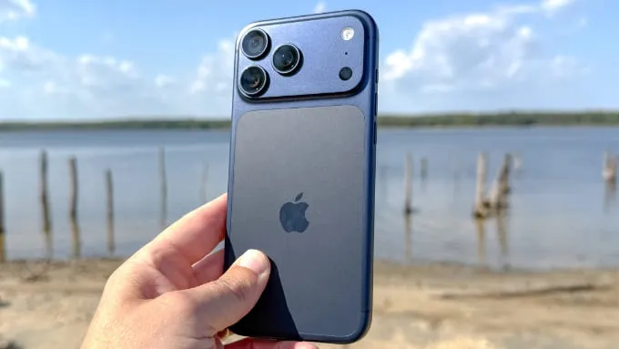 iPhone 17 Pro Max tiếp tục trung thành với ngôn ngữ thiết kế dạng thanh (slab)