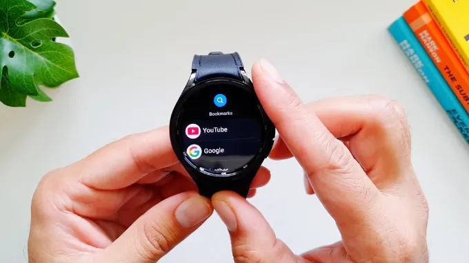 Hện nay chưa có ứng dụng YouTube chính thức cho các dòng smartwatch