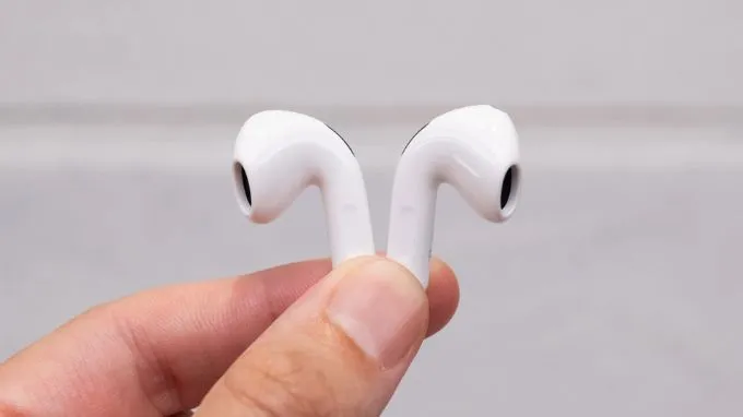 Cảm ứng vuốt âm lượng (Volume Swipe) trên thân tai nghe
