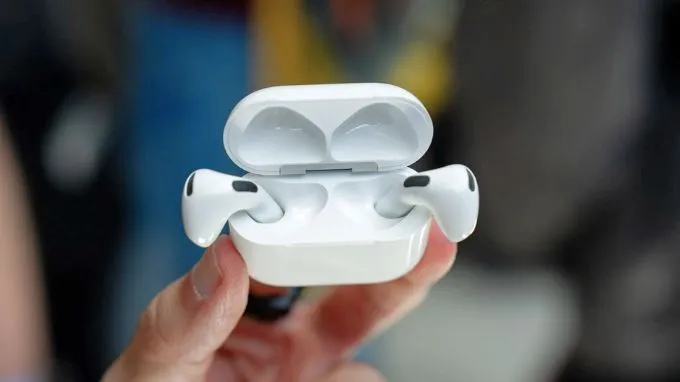Thiết kế earbud mở (open-ear) được tinh chỉnh tối ưu