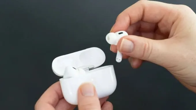 Chỉ đặt AirPods vào hộp sạc hoặc sử dụng lại khi chắc chắn tai nghe đã khô hoàn toàn