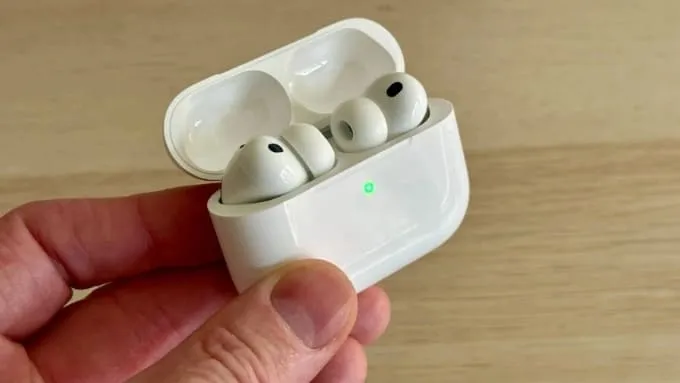 Đèn trạng thái trên hộp sạc AirPods giúp người dùng nhận biết tình trạng pin và kết nối của thiết bị