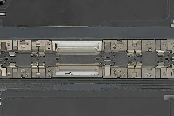 "Mổ xẻ" cơ chế bản lề của iPhone Duo, iFixit phát hiện gì?
