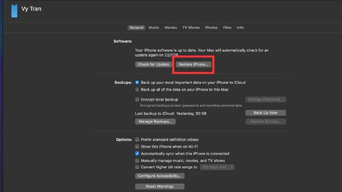 Trong cửa sổ quản lý thiết bị, chọn Khôi phục iPhone (Restore iPhone)