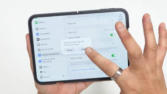 Cách điều chỉnh màn hình ngoài sau khi lắp ốp iPhone Duo