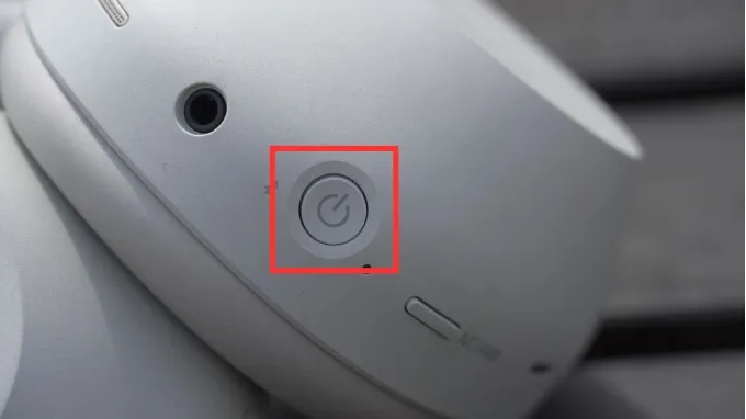 Cách đưa tai nghe Sony WH-1000XM6 về chế độ ghép đôi
