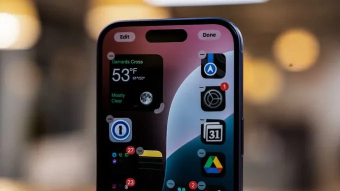 iPhone 16 bị lỗi màn hình bị tối