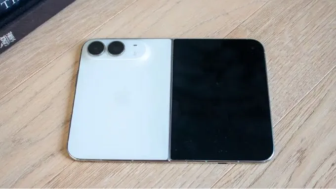Bước 1: Đặt iPhone Duo lên mặt phẳng