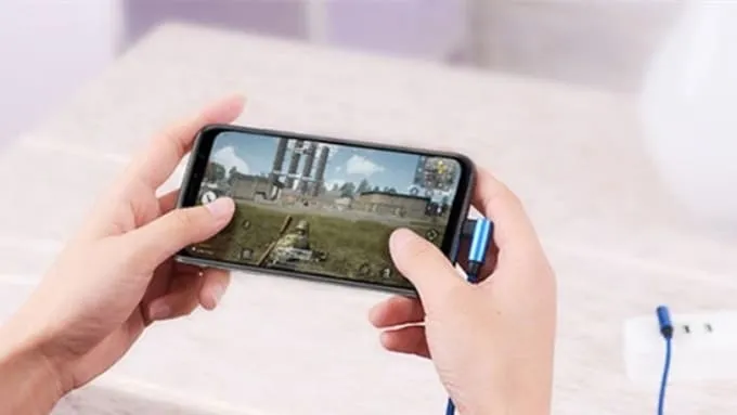 Không vừa sạc vừa dùng điện thoại