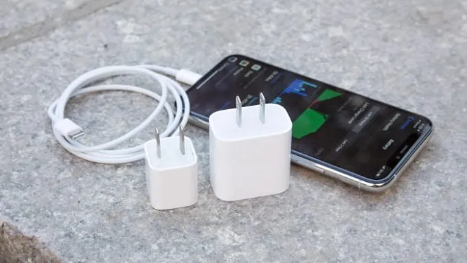 Dùng củ sạc iPhone chính hãng