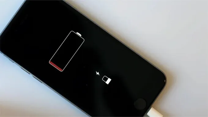 Không để điện thoại tắt nguồn rồi mới sạc là cách sạc pin iPhone đúng cách