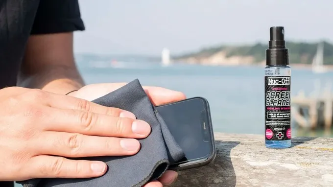 Vệ sinh màn hình điện thoại bằng dung dịch chuyên dụng