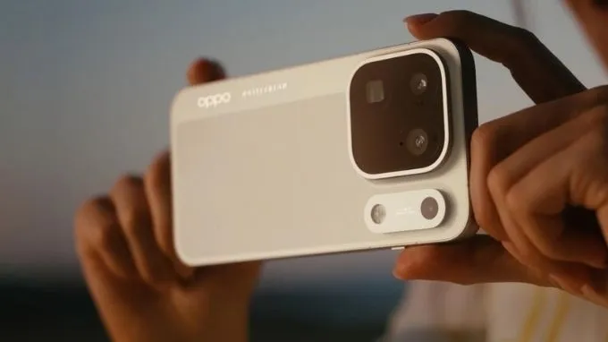 OPPO trang bị cho Find X10 Pro Max hệ thống ba camera sau 200MP