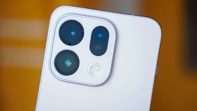 OPPO Find X9s được trang bị hệ thống ba camera sau đều có độ phân giải 50MP