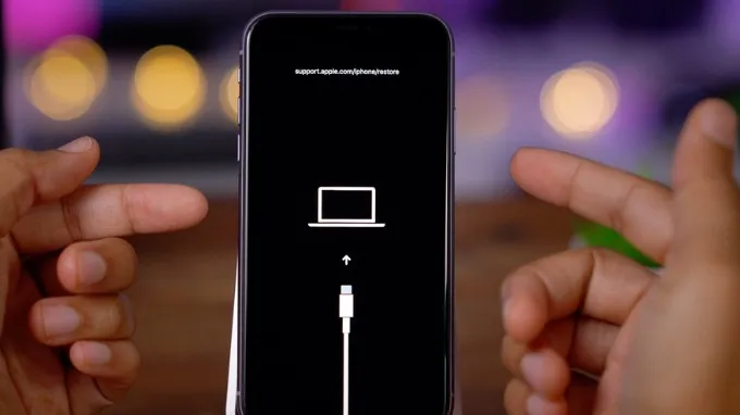 Chạy lại phần mềm iPhone là quá trình cài đặt lại hệ điều hành iOS trên thiết bị
