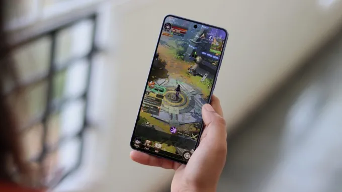 Chơi game trên màn hình 120Hz trên màn hình Samsung S26 Plus