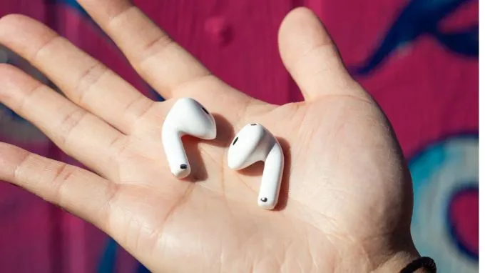 AirPods 5 duy trì thiết kế dạng mở (open-fit), loại bỏ hoàn toàn nút tai silicone
