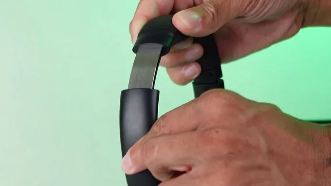 Headband có thể điều chỉnh linh hoạt để phù hợp với nhiều kích cỡ đầu