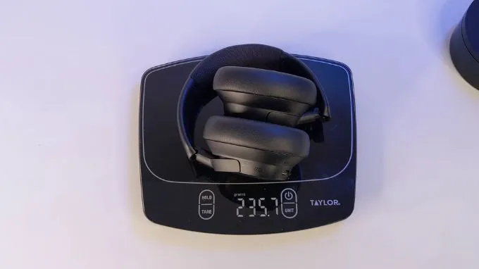 Baseus Bass BH1 NC có trọng lượng chỉ khoảng 235 gram