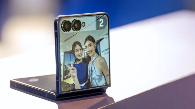Camera selfie 10MP mang đến chất lượng ảnh ổn định trong nhiều điều kiện ánh sáng