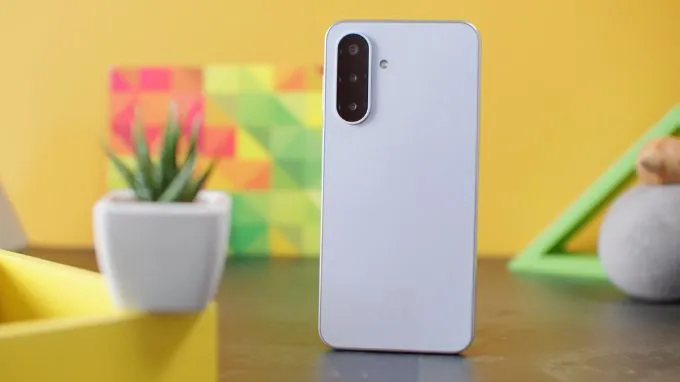 Galaxy A18 4G tiếp tục kế thừa phong cách thiết kế đơn giản