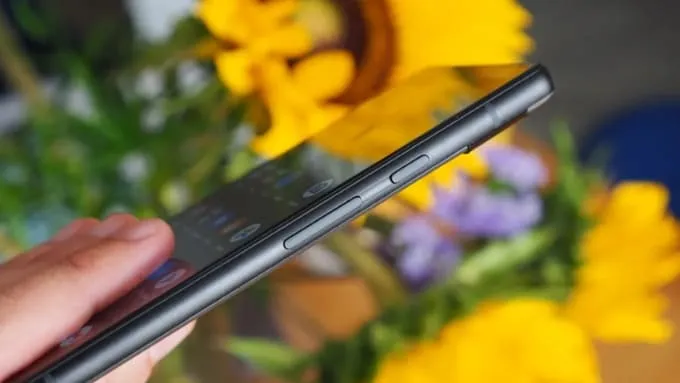 Điểm nhận diện đặc trưng nhất trên Pixel 6a là dải camera bar đặt ngang mặt lưng