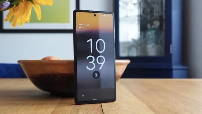 Màn hình là một trong những điểm giúp Google Pixel 6a tạo cảm giác cao cấp